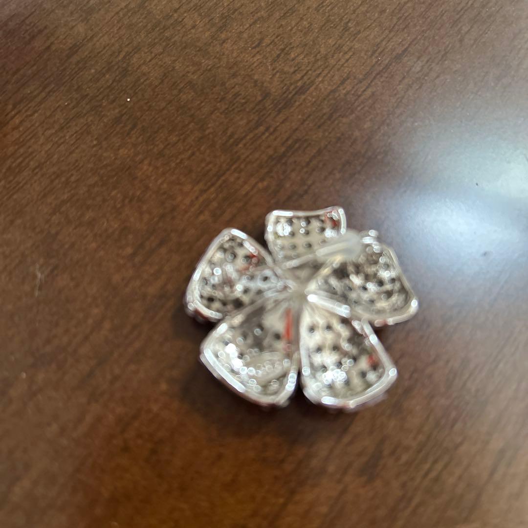 yu-miです。フォクシー　ブローチ