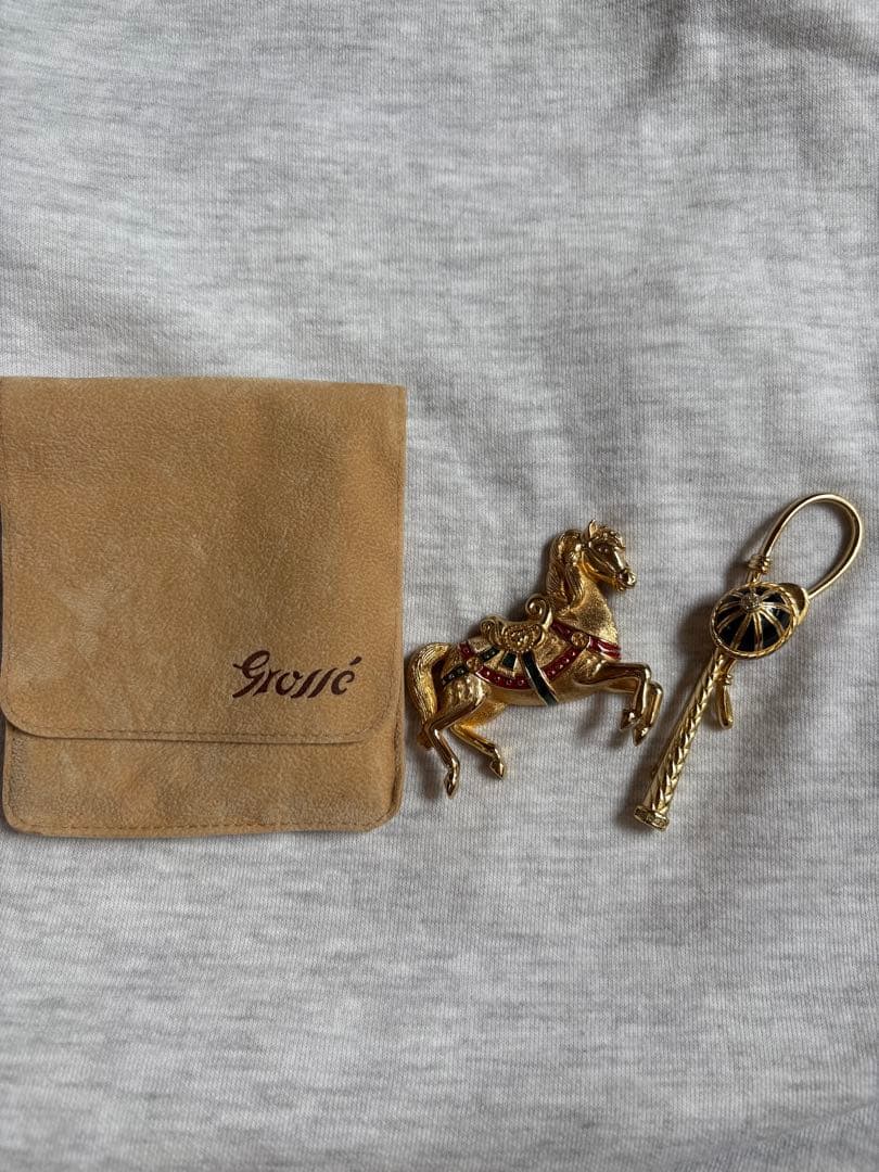 grosse 馬と鍵のデザインブローチ