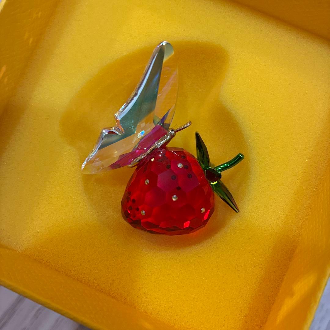 g*e様 Swarovski 蝶とイチゴの置物
