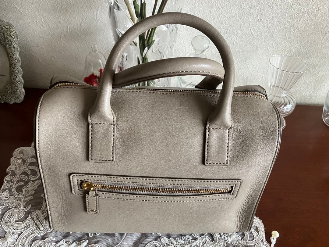 上品なアニヤハインドマーチ ショルダーバッグ グレージュ カーカバレル‼️