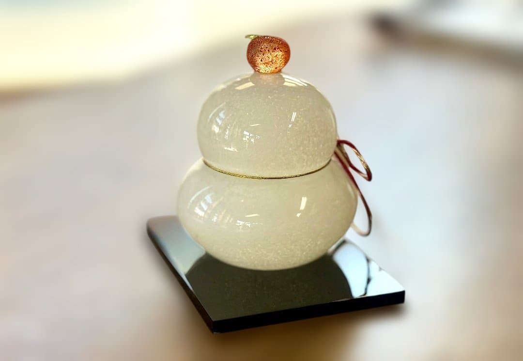 新品　鏡餅　ガラス製　かがみもち　手作り　黒台付　お正月　高さ15cm
