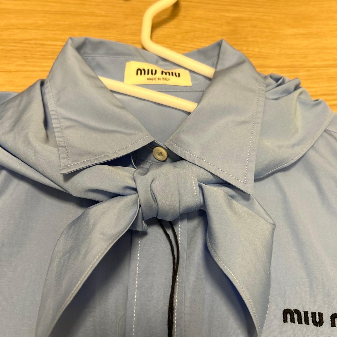 【試着のみ】MIUMIU 胸ロゴ スカーフ付　ポプリン シャツ ブルー