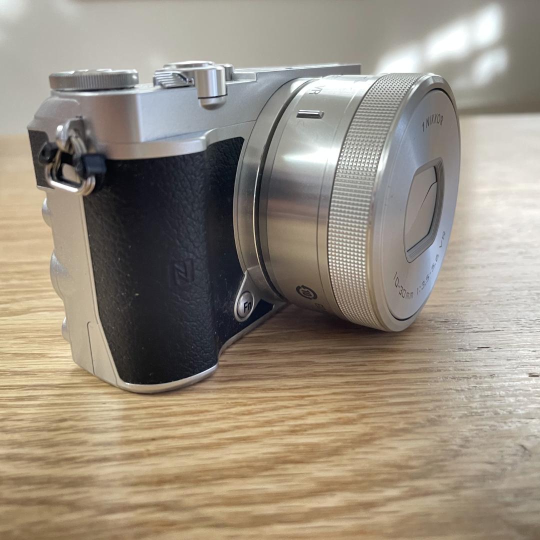 NIKON 1 J5 ダブルレンズキット+望遠ズーム+レザージャケット+おまけ付