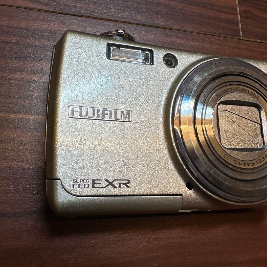 FUJIFILM FinePix F200 EXR デジカメ ほぼ新品 5335