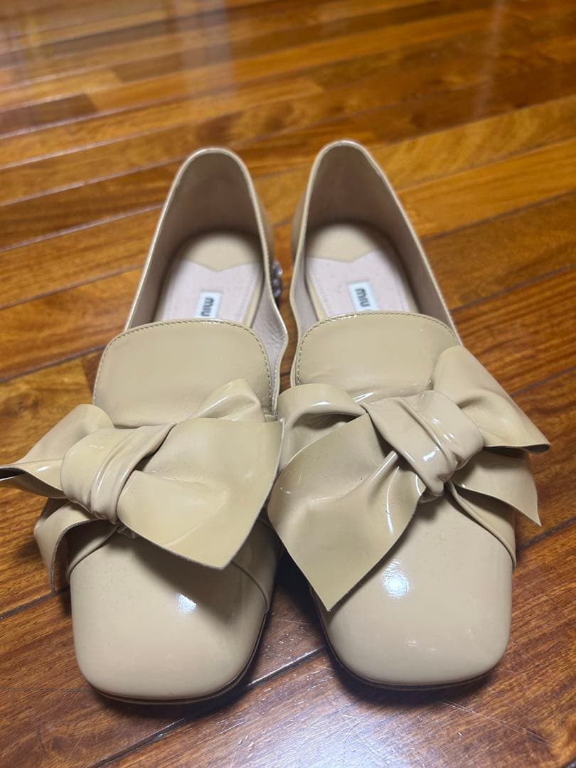 miu miu リボン付きフラットシューズ ベージュ