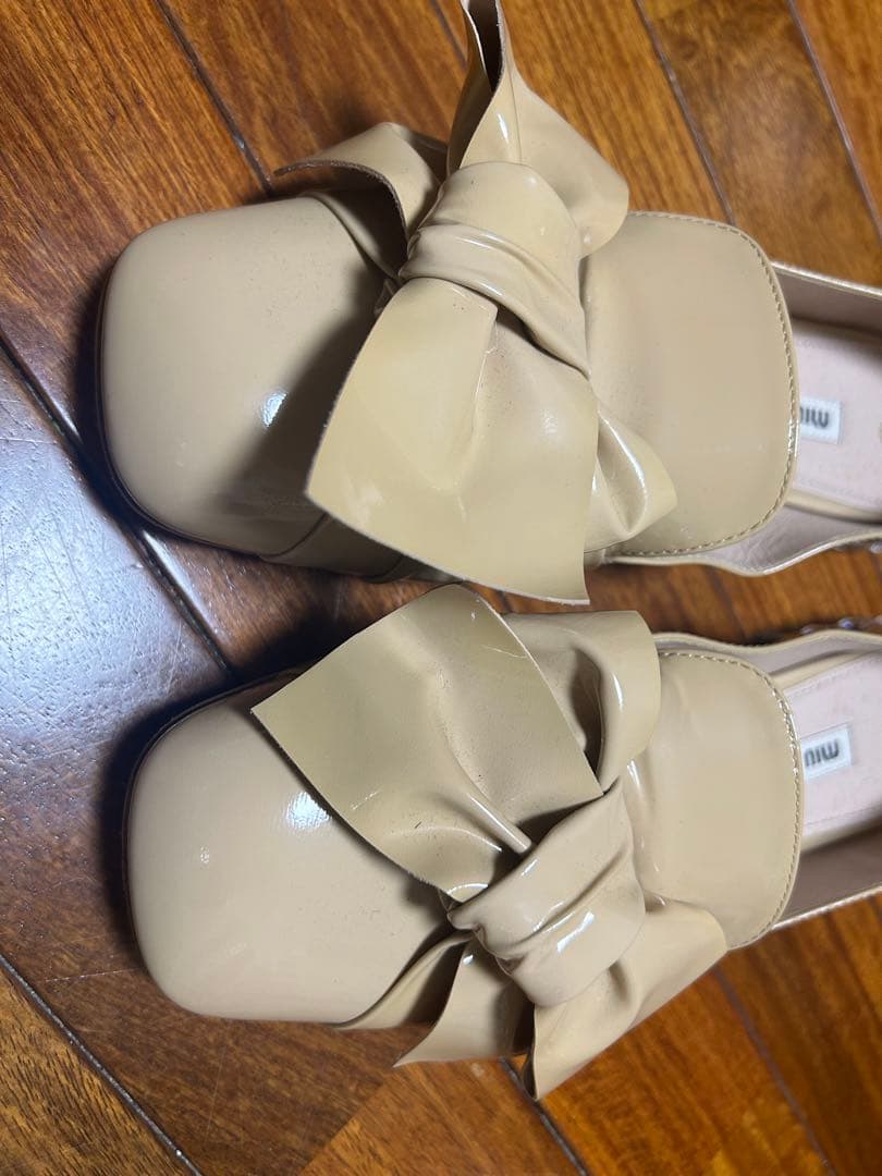 miu miu リボン付きフラットシューズ ベージュ
