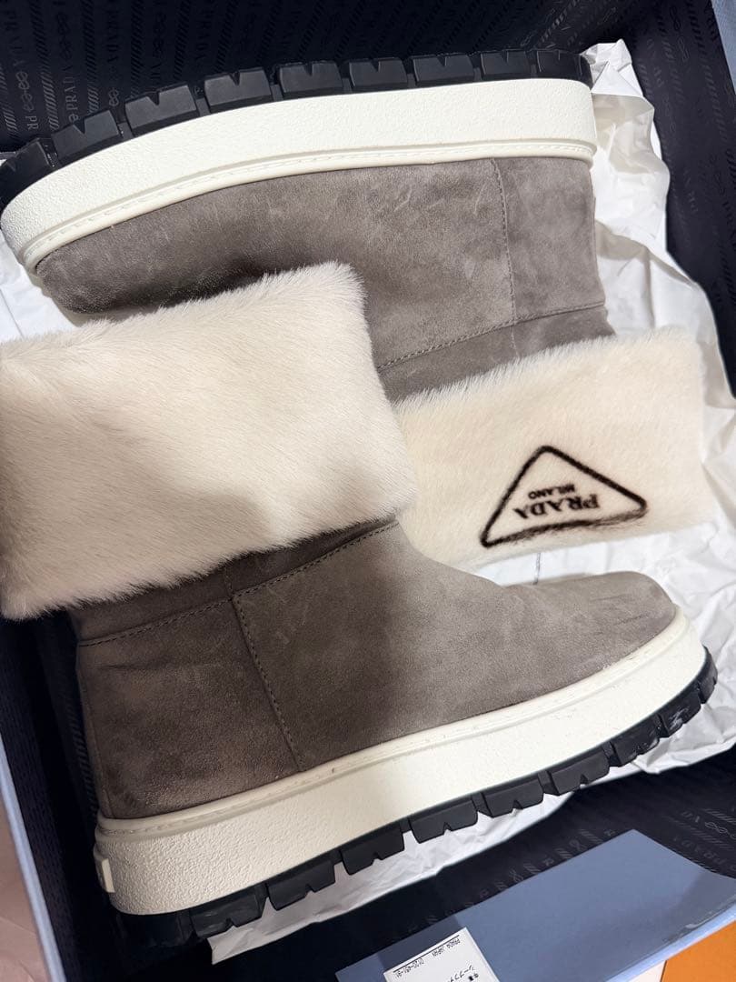 キラリ様 ¨̮⃝ PRADA プラダ ▼三角ロゴ ムートンファーブーツ