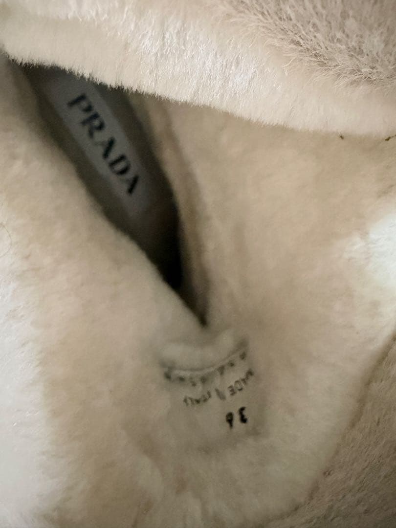 キラリ様 ¨̮⃝ PRADA プラダ ▼三角ロゴ ムートンファーブーツ