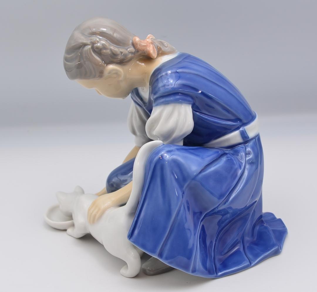 ミルクを与える少女　＃1745　No.2　★B＆G（ロイヤルコペンハーゲン）