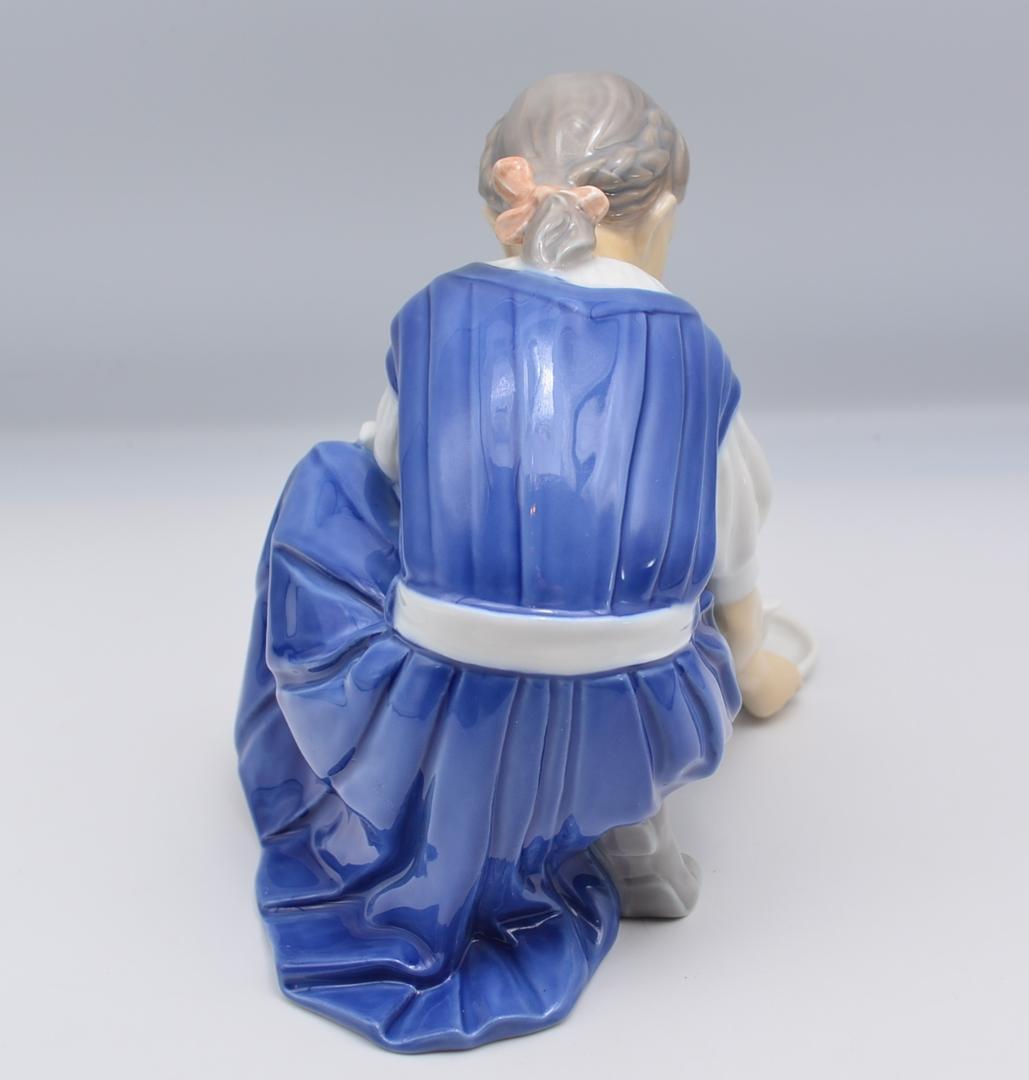 ミルクを与える少女　＃1745　No.2　★B＆G（ロイヤルコペンハーゲン）