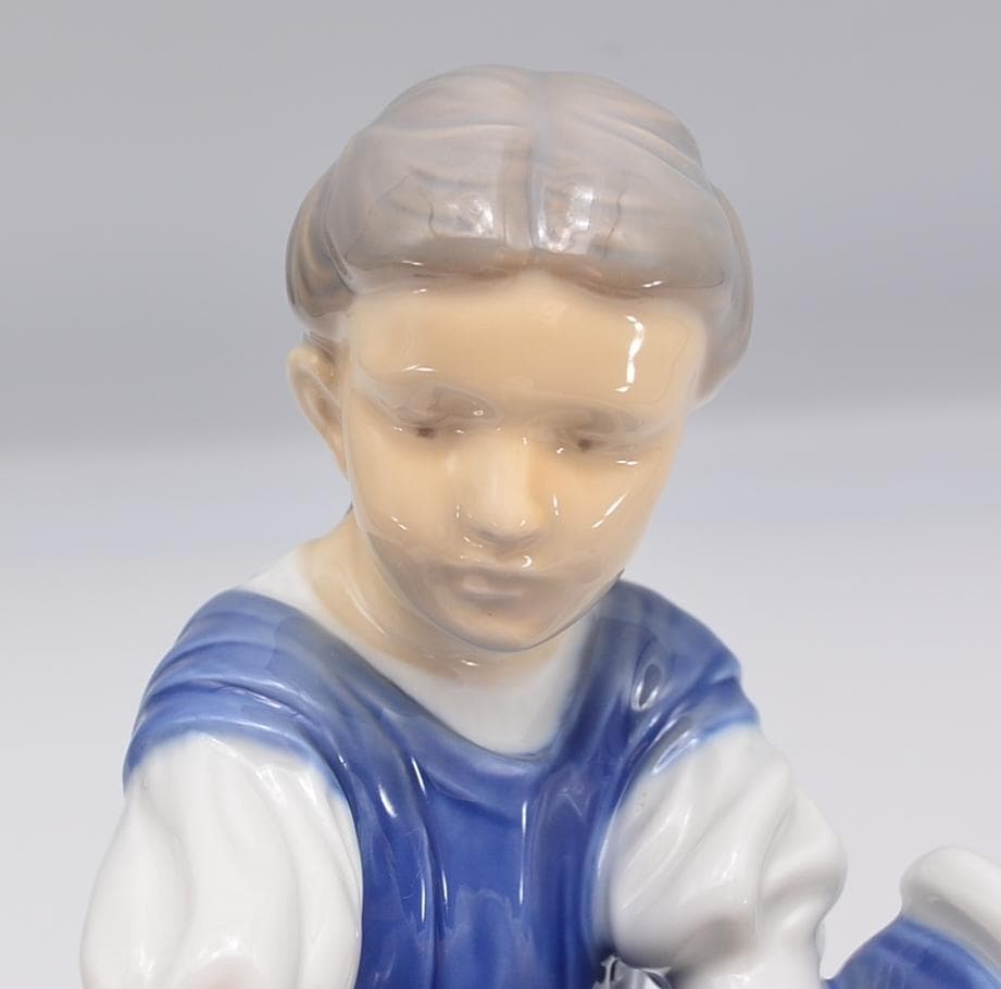 ミルクを与える少女　＃1745　No.2　★B＆G（ロイヤルコペンハーゲン）