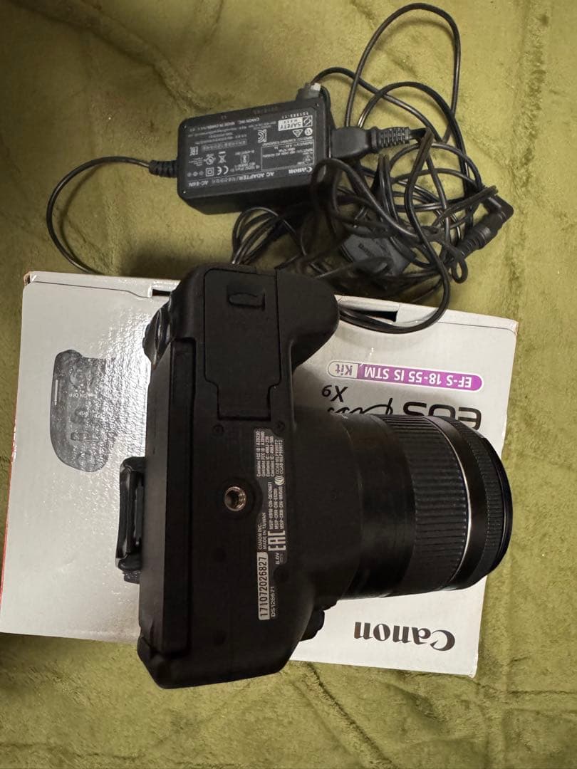 Canon EOS Kiss X9 デジタル一眼レフカメラ　中古