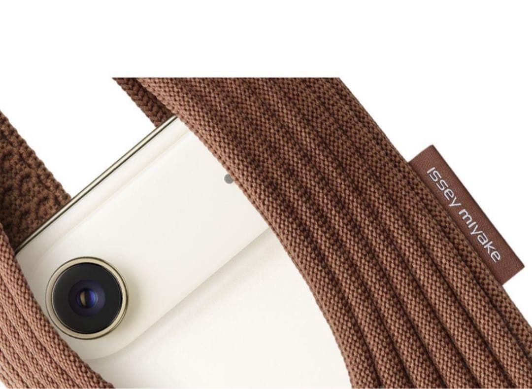 iPhone Pocket by ISSEY MIYAKE ショート シナモン