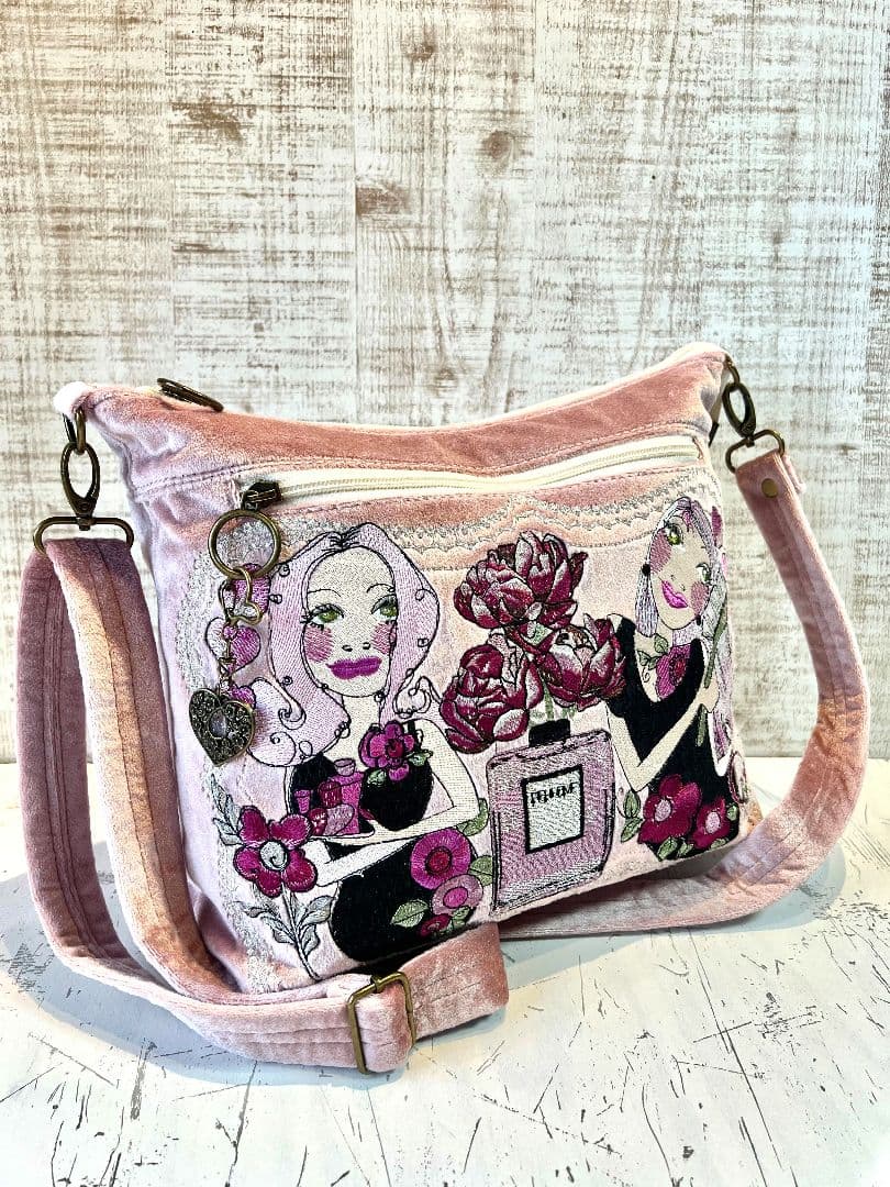 ロラライハリス♡ピンクベロア♡刺繍のふんわり軽量ショルダーバッグ