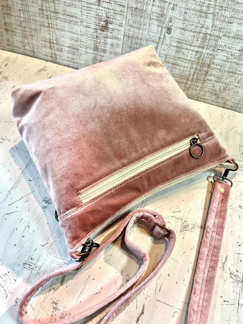 ロラライハリス♡ピンクベロア♡刺繍のふんわり軽量ショルダーバッグ