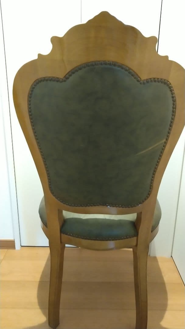 イタリア　革張り　サルタレッリ好きに　象嵌細工　高級ダイニングチェア　猫脚　鋲打