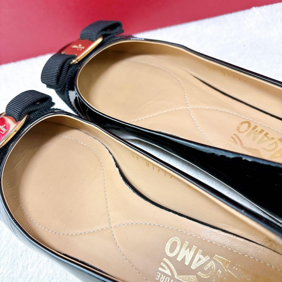 ✨Ferragamo フラットシューズ ヴァリナ ブラック　エナメル　22.5㎝