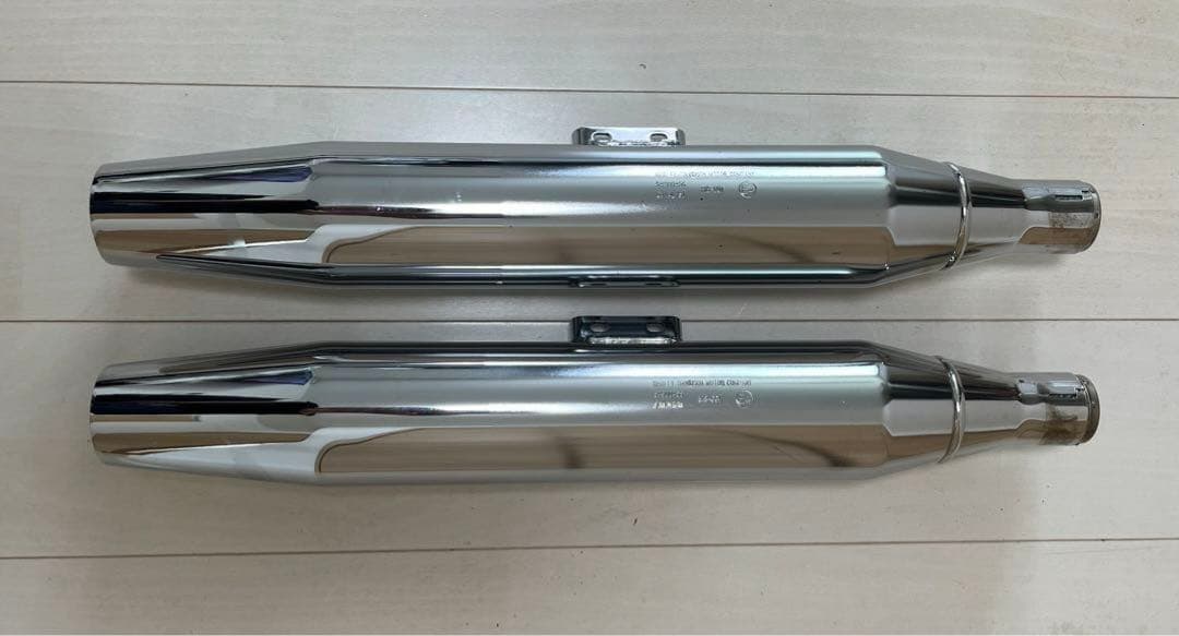 美品　ハーレーダビッドソン　FLDE FLHC ソフテイルマフラー　送料込