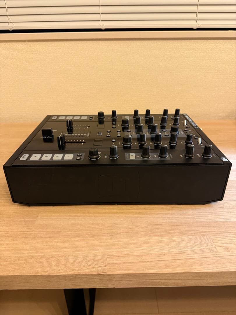 TRAKTOR Z2 DJミキサー