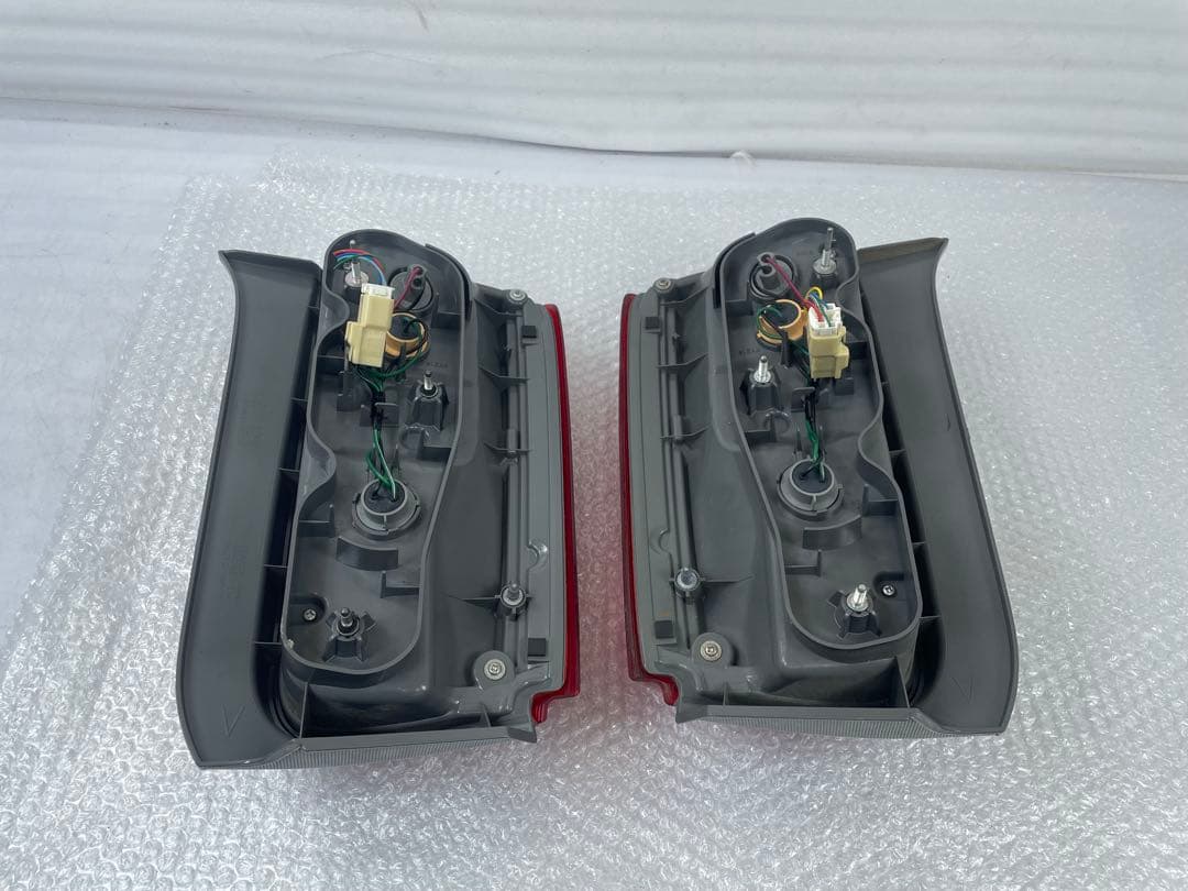 トヨタ ルミオン NZE151N 前期型 テールライト　スタンレー12-541