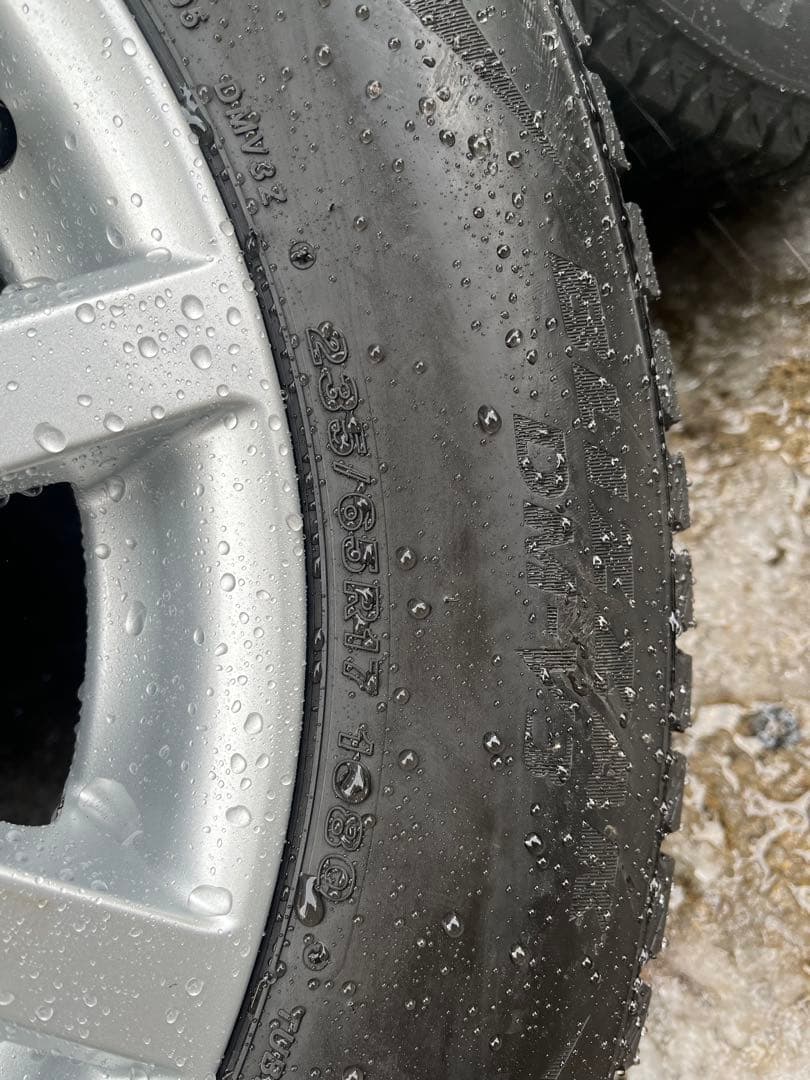 ジャガー　E-PACE Bridgestone 235/65R17 スタッドレス