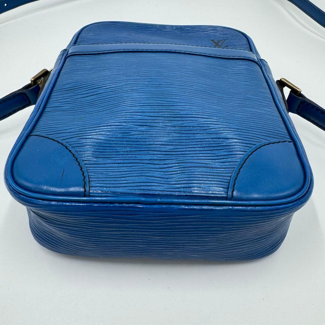 ルイヴィトン エピ ダヌーヴ レザー ショルダーバッグ 斜めがけ ブルー