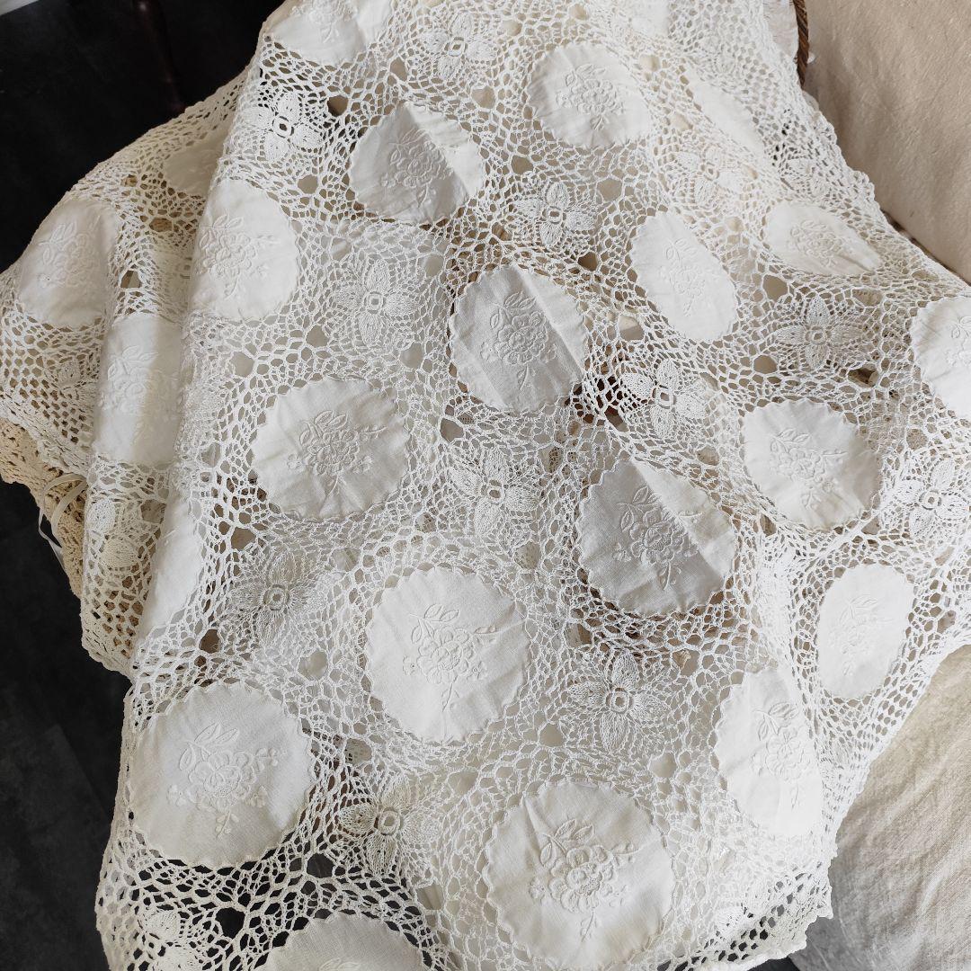 白糸手刺繍　リネンの円形パネル　花刺繍　手編みレース　マルチカバー