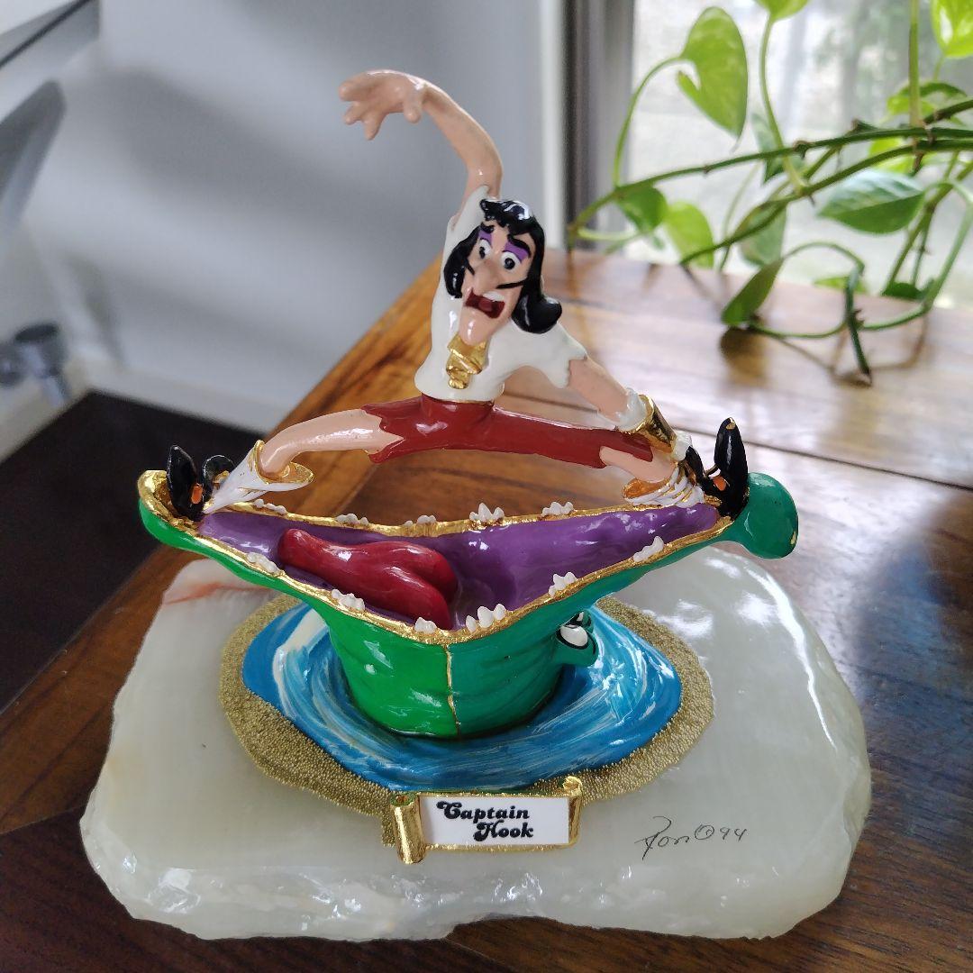 レア美品です！DISNEY Captain Hook 天然石 台座 フィギュア