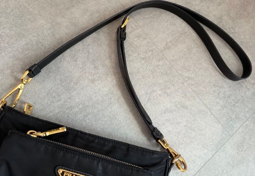 PRADA ブラック ナイロンショルダーバッグ　ゴールド