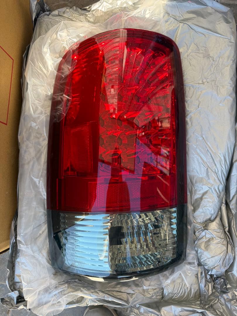 00-06シボレー・タホ、サバーバン レッドスモークテールレンズランプ