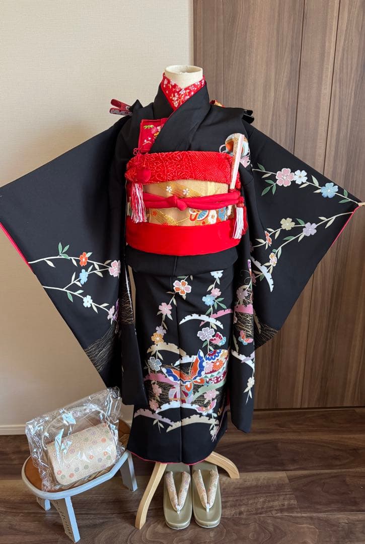 七五三に★逸品　正絹縮緬黒地に舞蝶、毱　7歳着物、袋帯のセット