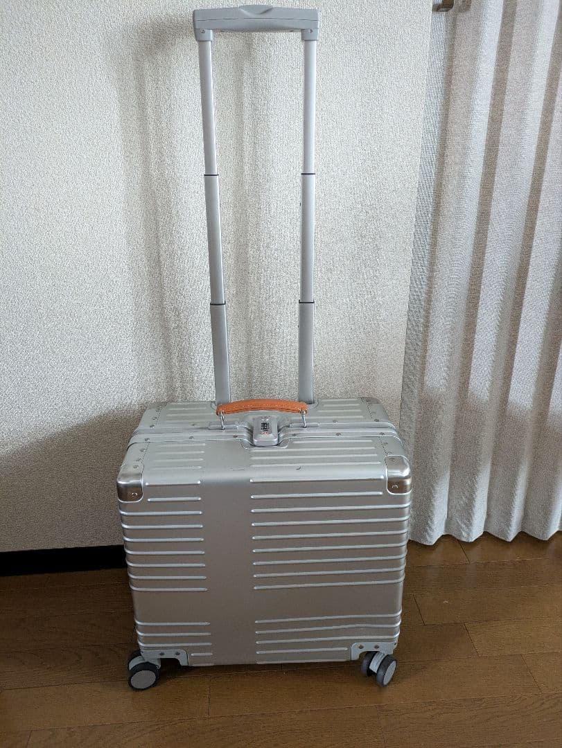 innovator アルミスーツケース 限定色　[値下げ対応可]