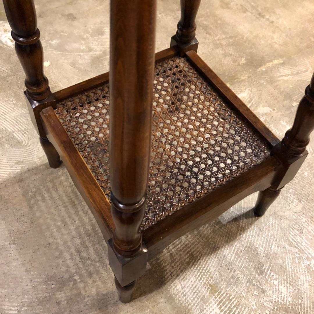 【カリモク】サイドテーブル　コロニアルスタイル　クラシカル家具　サイドテーブル