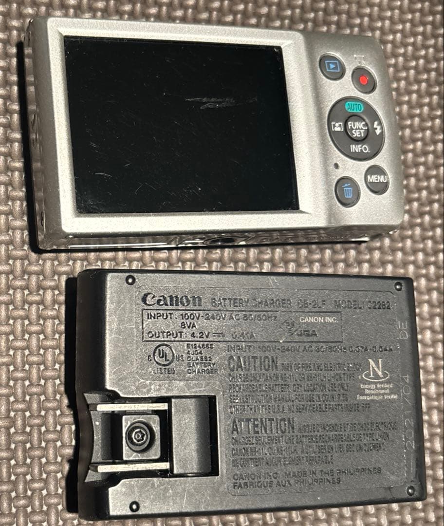 Canon IXUS デジタルカメラ 本体と充電器