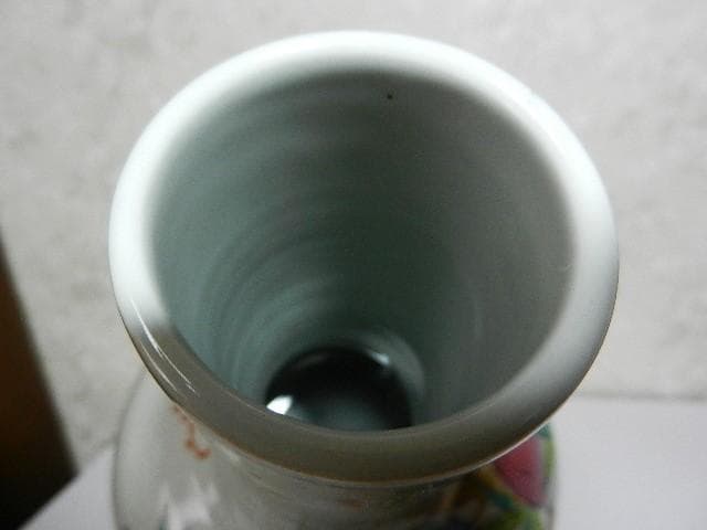 中国粉彩九桃図天球瓶（裏印「乾隆年製」）