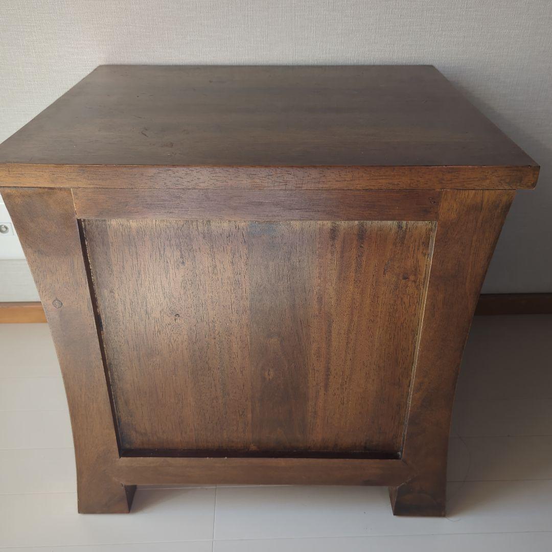 ダークブラウンの木製収納テーブル