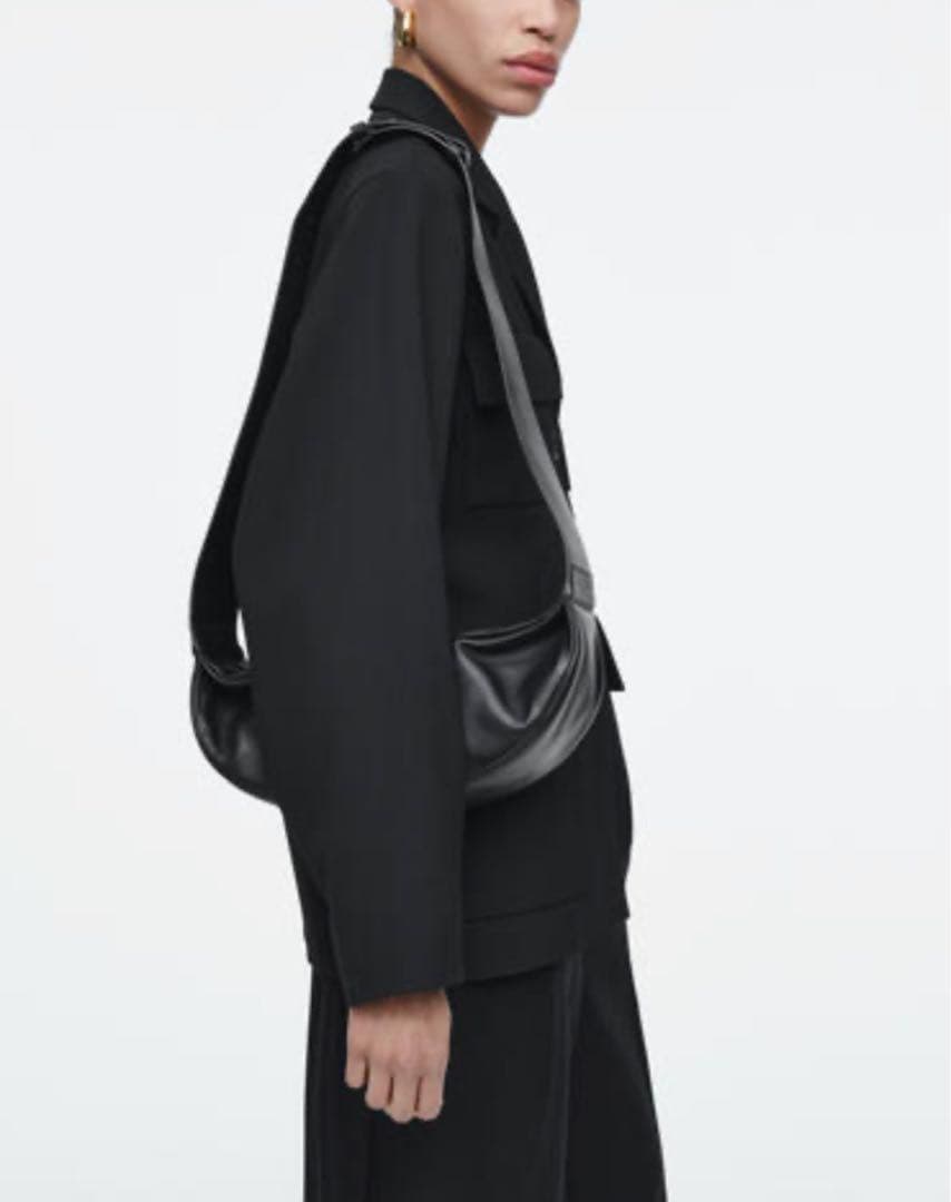 完売品　COS 黒 レザーボディバッグ