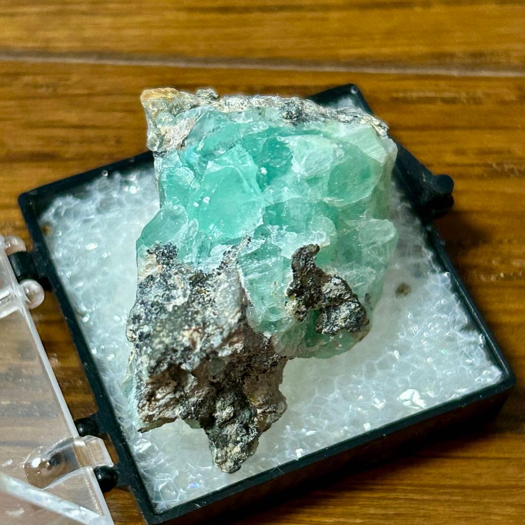 フォスフォフィライト　原石　ボリビア産　鉱物標本