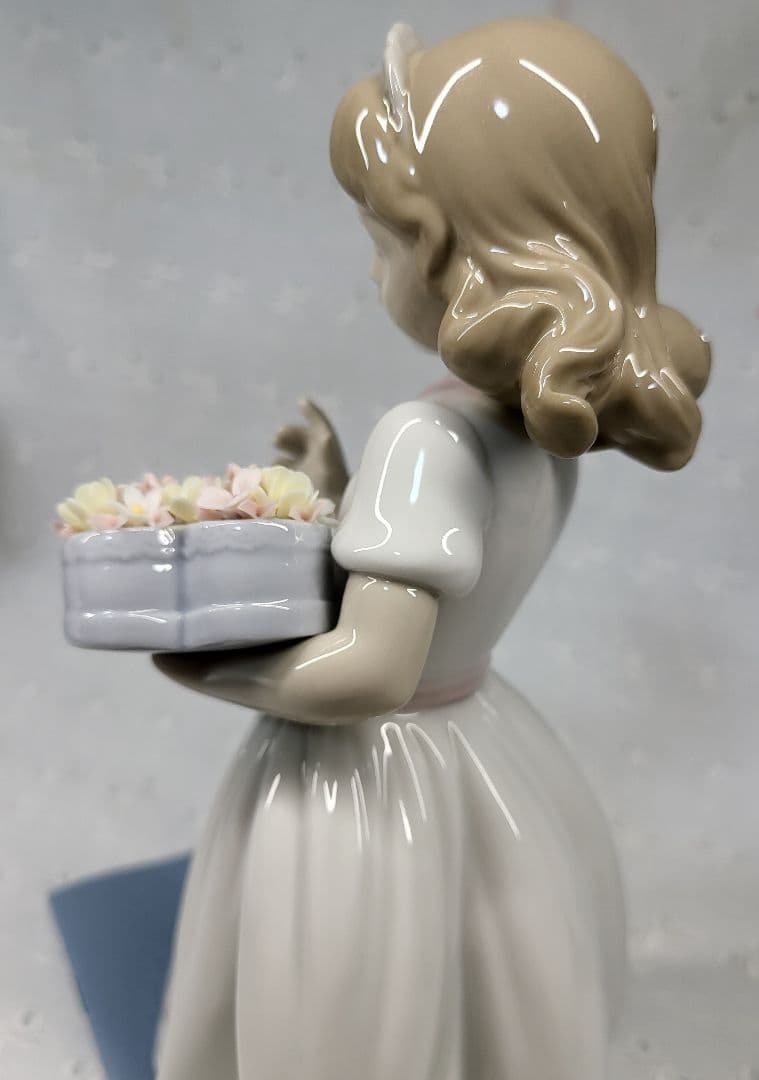未使用近✨リヤドロ 大切なあなたへ フィギュリン 陶器人形 少女 ハートフラワー