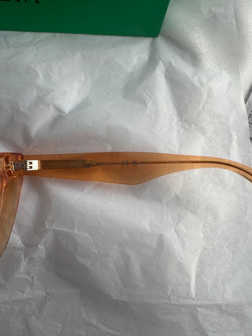 BOTTEGA VENETA オレンジ キャットアイ サングラス