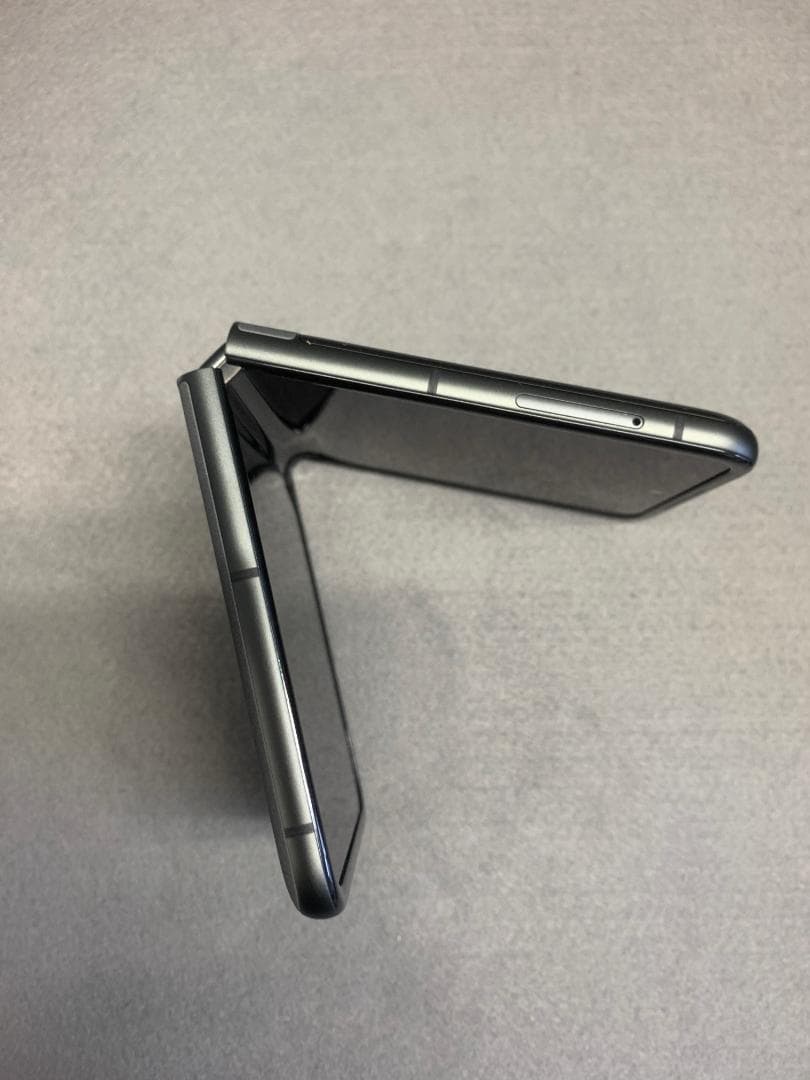 美品 SIMフリー MOTOROLA razr 50 512GB コアラグレイ色