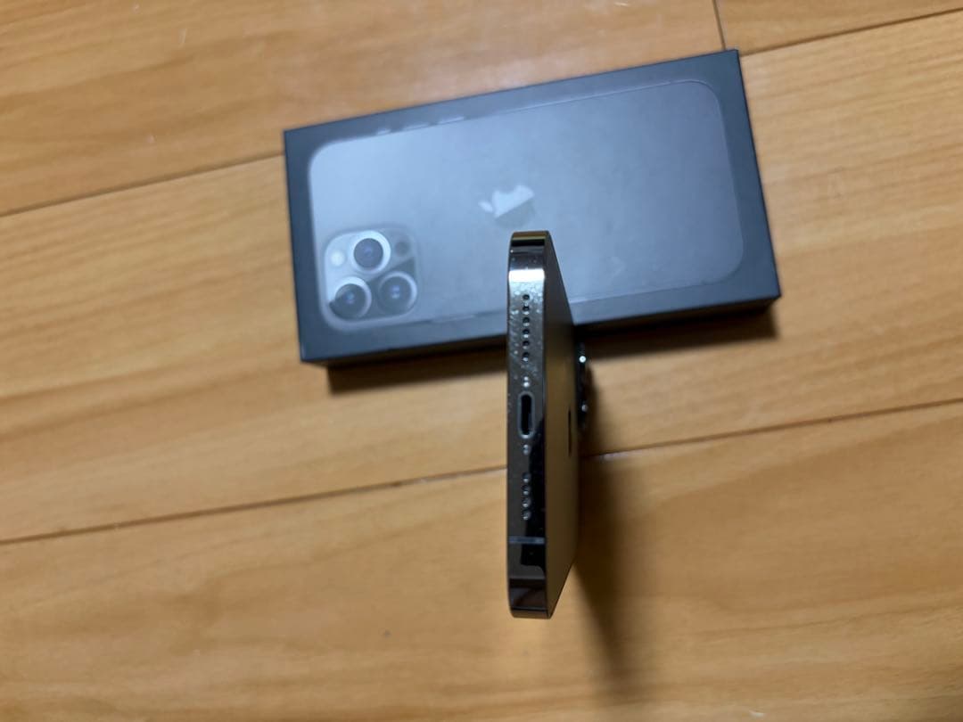 Apple iPhone 13 Pro Max 本体と手帳ケース