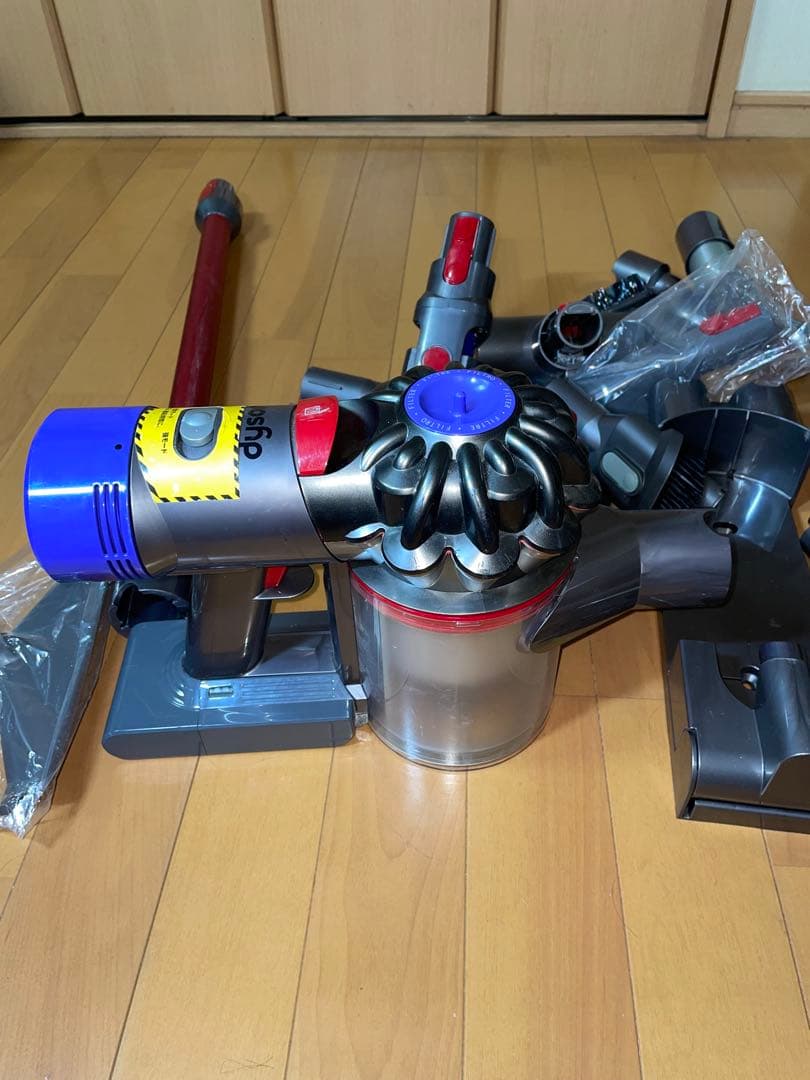 ダイソンV8 SV10コードレスクリーナー掃除機1