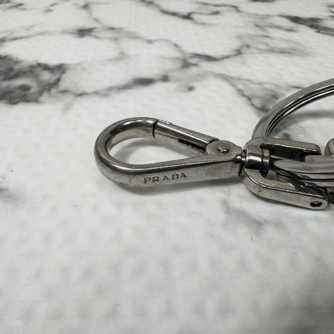 美品◎プラダ　キーリング　キーホルダー　三角ロゴプレート　ブラック　サフィアーノ