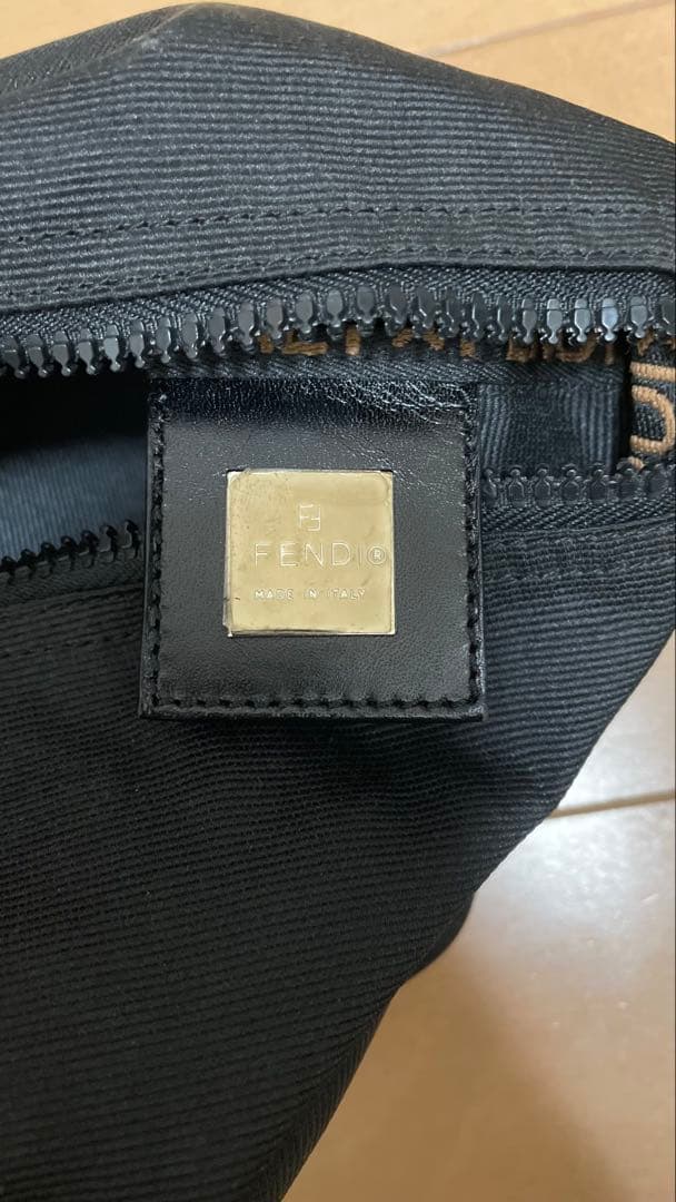 FENDI ロゴ入り ブラックハンドバッグ