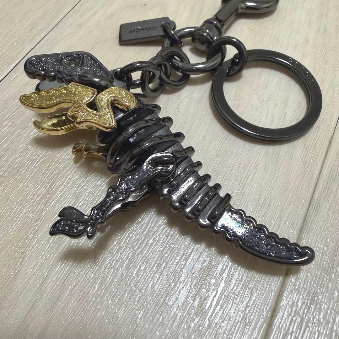COACH コーチ レキシー 恐竜 グリッター ラメ キーホルダーバッグチャーム