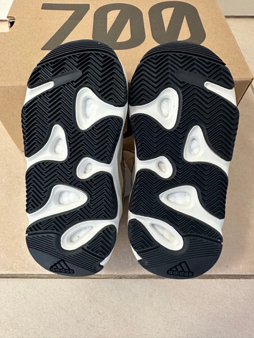 【新品未着用】YEEZY BOOST 700 V2 INFANT 14.0cm