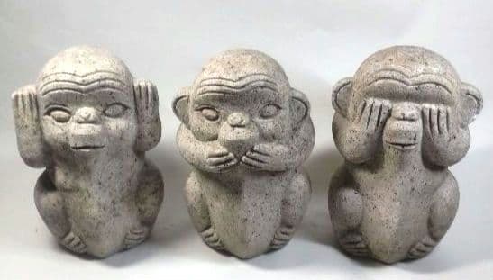 三猿の石像彫刻（見ざる、言わざる、聞かざる）