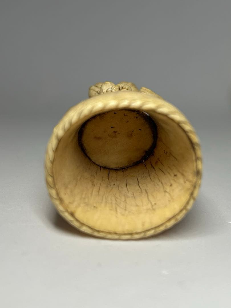 猿の置物　担桶モチーフ 縁起物 精巧彫刻 牙素材