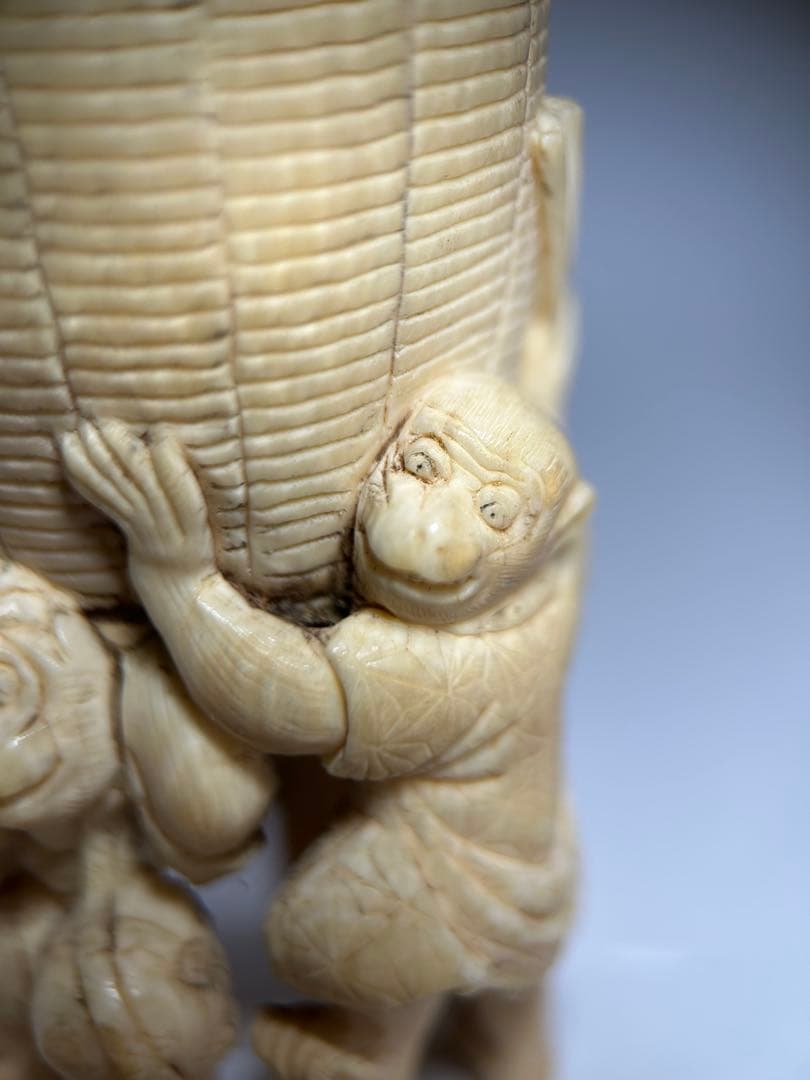 猿の置物　担桶モチーフ 縁起物 精巧彫刻 牙素材